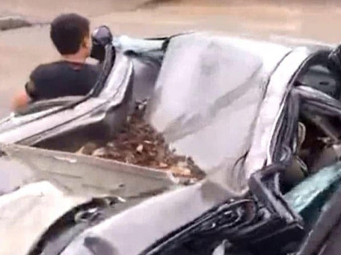 Xurd-xəşil etdyi maşını apardı: "Bunu təmir etdirəcəyəm" – VİDEO