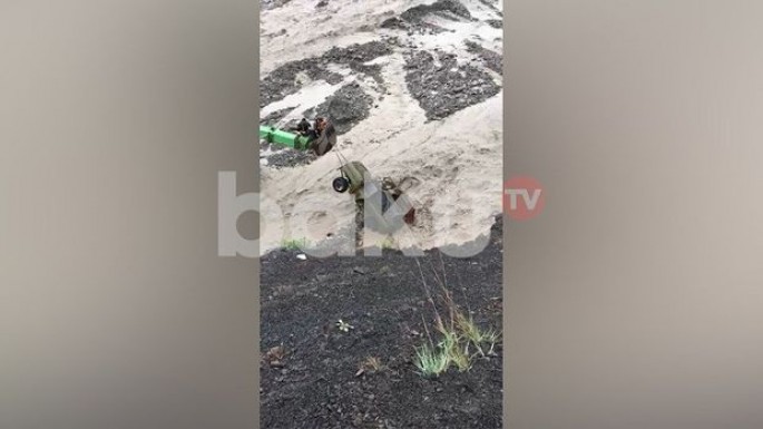 Qubada iki avtomobili sel apardı  - VİDEO