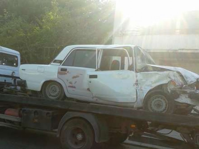 Avtomobili yol kənarındakı beton maneələrə çırpılıb