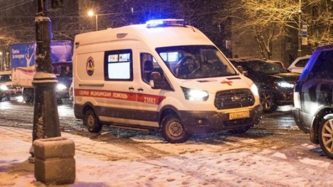 Avtomobil insanların olduğu dayanacağa çırpıldı – FOTO