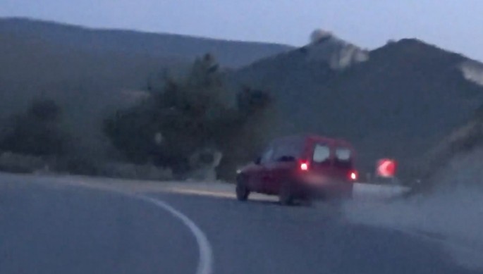 Sərxoş qadın polisdən qaçarkən qəza törətdi – VİDEO