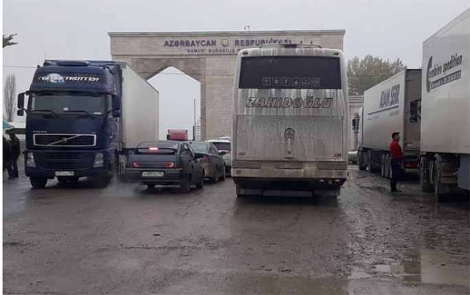 Yük maşınları sərhəddə sıxlıq yaradıb - VİDEO