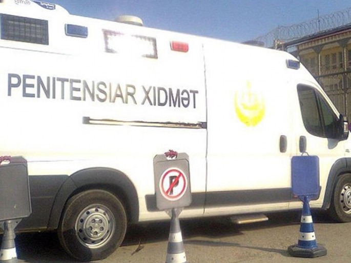 Məhbus daşıyan maşın qəzaya düşdü: 2 polis yaralanıb