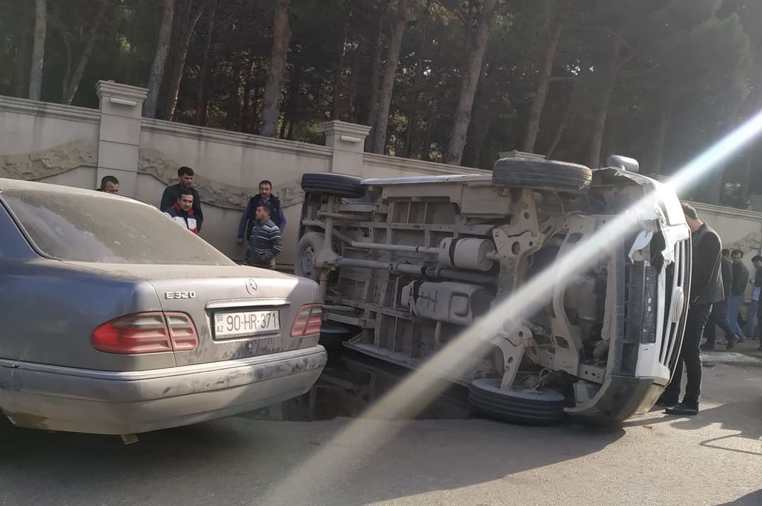 Biləcəridə “Ford” dönmək istəyərkən bardürə dəyib aşdı - FOTO