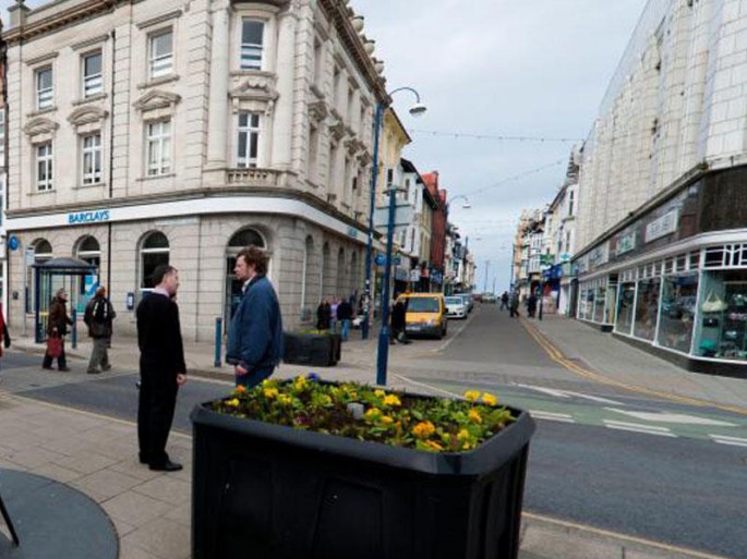 Piyadalar təəccüb içində: Küçədəki monitorda porno göstərildi - FOTO