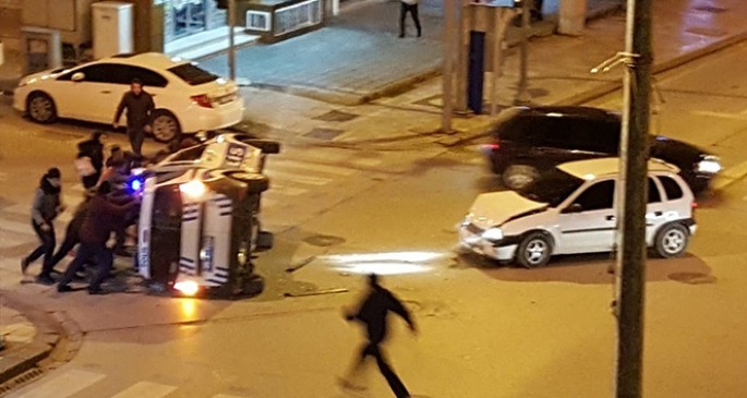 “Qırmızı”dan keçən avtomobil polis maşınını aşırdı: 2 polis yaralandı - VİDEO