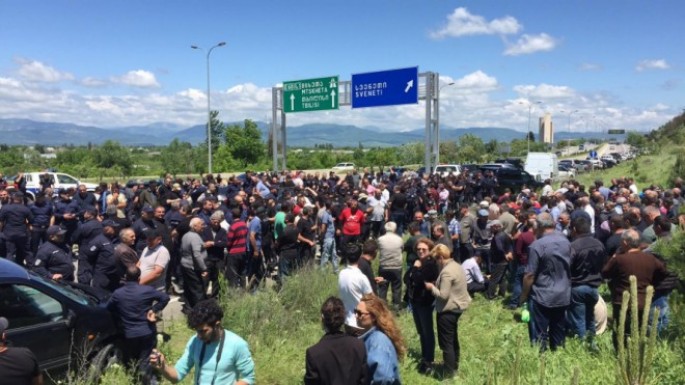 Dolunun ziyan vurduğu kəndlərin sakinləri magistral yolu bağlayıblar