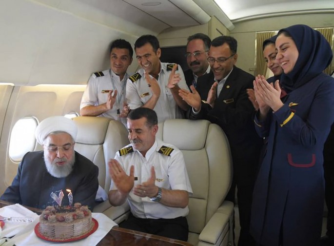İran prezidenti ad gününü göydə qeyd etdi, tort kəsdi - FOTO