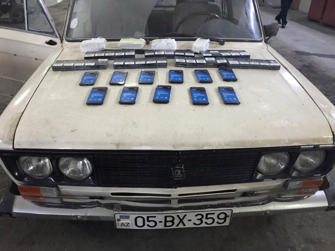 Avtomobildən qanunsuz mobil telefonlar və siqaretlər aşkarlanıb – FOTO