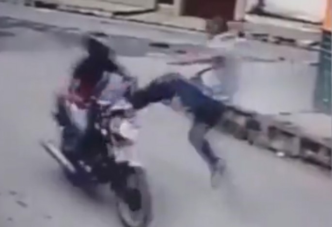 Quldurlar qarət etdikləri şəxs tərəfindən döyüldülər – VİDEO