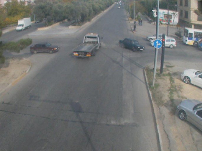 Bakı-Quba yolunda evakuator "Mercedes"ə çırpıldı, ölən var