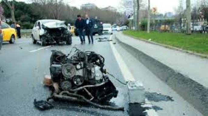 Maşın dəmir arakəsmələrə çırpıldı: mühərriki metrələrlə irəliyə düşüb - VİDEO