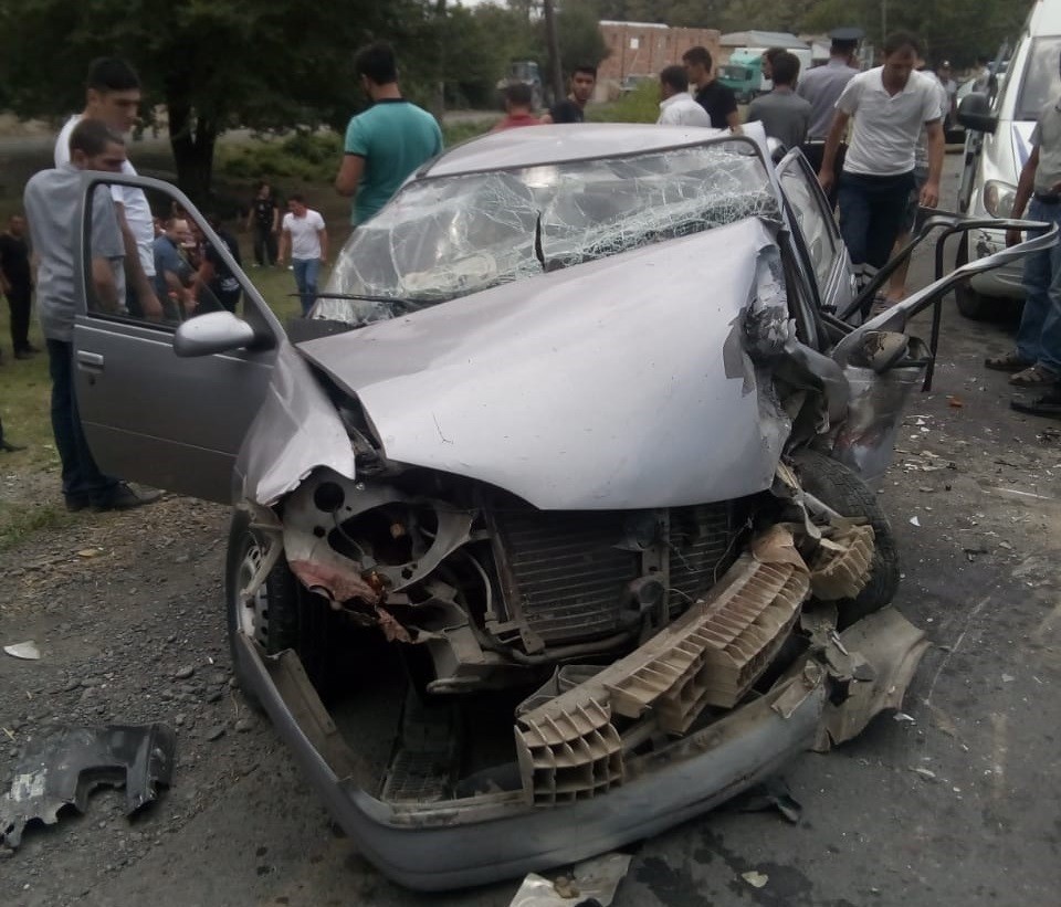 Oğuzda iki avtomobil toqquşub, 7 nəfər yaralanıb - FOTO