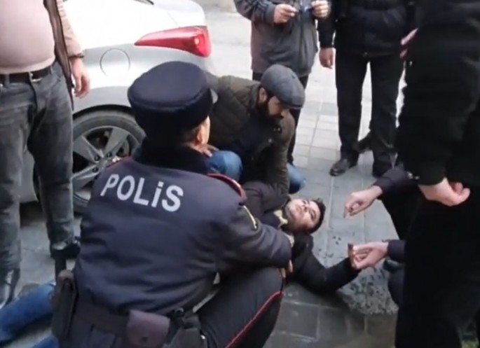  Bakıda polislər gənc kişini ölümdən son anda xilas etdilər - VİDEO