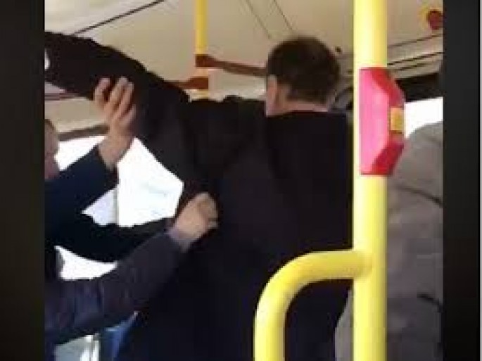 Trolleybusda öskürən kişini döyüb aşağı düşürdülər  - VİDEO