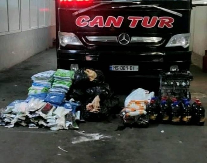 Geyim və ərzaq məhsullarını gizlədərək keçirməyə cəhd etdi