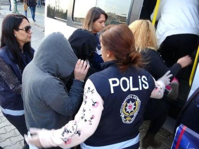 Fahişəlik edən bacılar deportasiya olundu