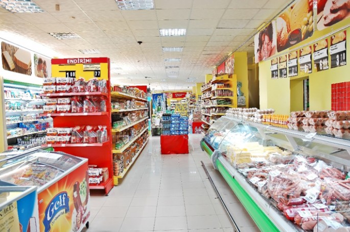 Mağazaya basqın: satıcı qadın 10 manata görə döyüldü - Bakıda