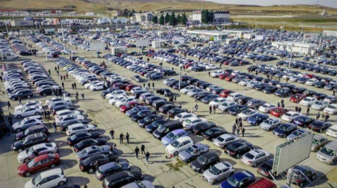 Maşın bazarında parklanma qalmaqalı: 50 qəpik əvəzinə 5 manat istədilər - VİDEO