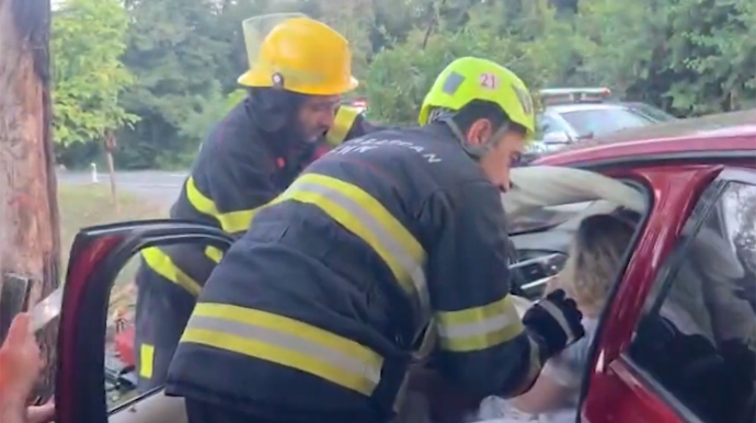 "BMW" ağaca çırpıldı; qadın sürücü belə çıxarıldı - VİDEO