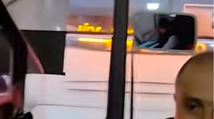 İsti havada peçi qoşdu, sərnişinləri hədələdi: 67 saylı marşrutda gərgin anlar - VİDEO