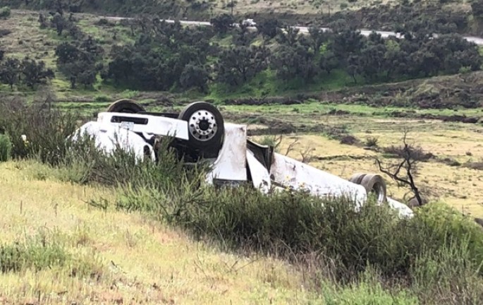 Kaliforniyada reys avtobusu yol kənarına aşdı: 3 ölü, 18 yaralı – VİDEO