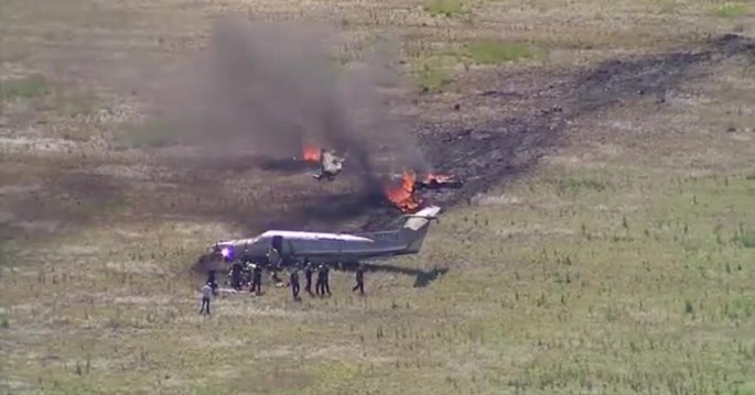 Qəza enişi edən təyyarə yandı; pilot yaralanıb - VİDEO