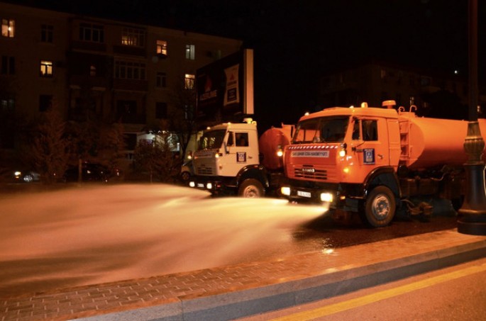 Bakıda koronavirusa görə küçələr yuyulur