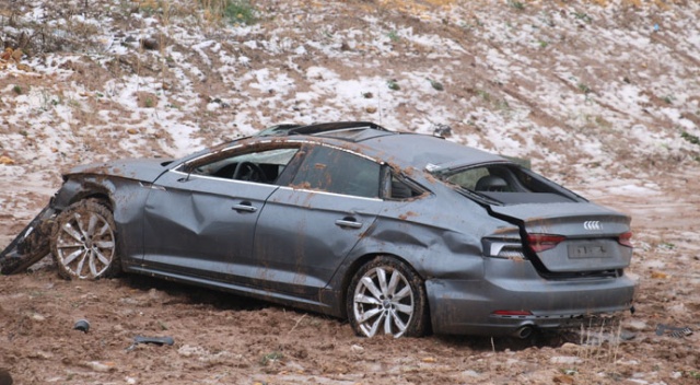 Yoldan çıxan “Audi” yol kənarına aşdı: 2-si uşaq, 4 yaralı - FOTO