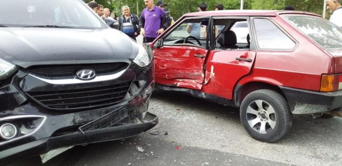 Mingəçevirdə təmir aparılan yolda iki maşın toqquşub