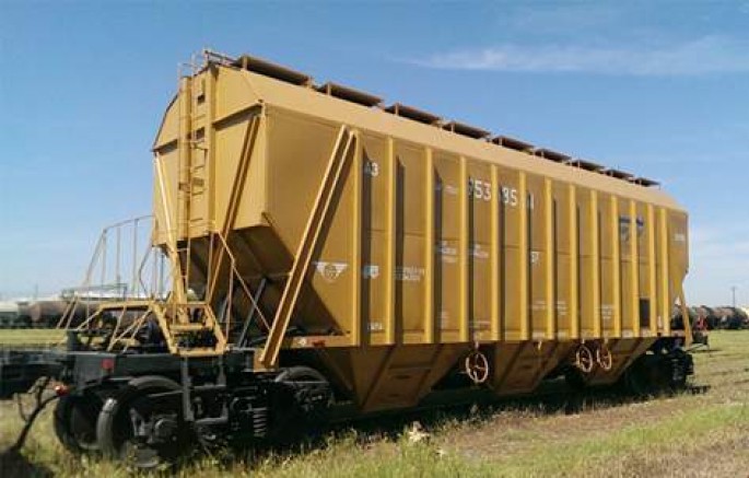 Yük qatarı relsdən çıxıb