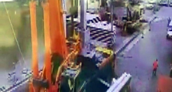 32 tonluq beton sütun işçilərin üzərinə aşdı - VİDEO