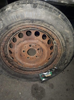 Avtomobilin təkərindən və qapısından pirotexniki vasitələr aşkarlandı - FOTO