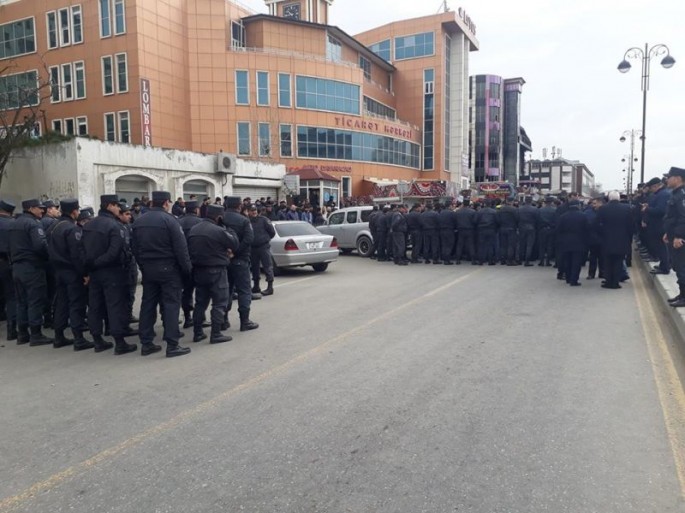 Malları yanıb kül olan 1000-dək sahibkar İcra Hakimiyyətinə yürüş etmək istədi- FOTO