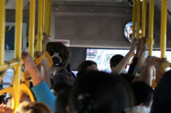 Bakıda avtobusda sərnişin sürücünün başına oyun açdı