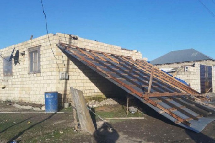 Bakıda bir piyadanın üstünə su çəni, digərinin üstünə isə dəmir darvaza aşdı