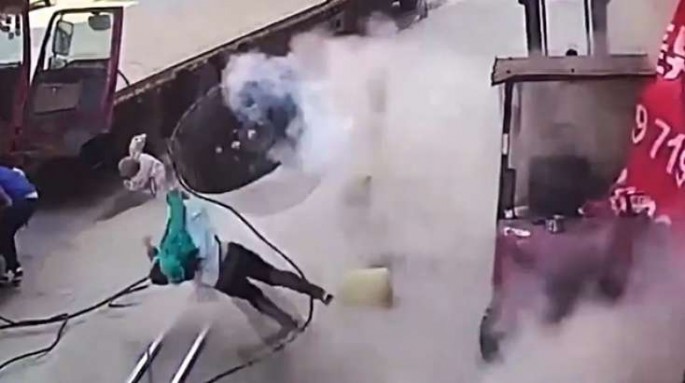 Avtoservisdə təkər partladı: ana və uşağı... - VİDEO