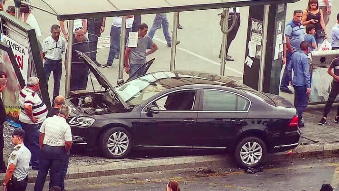 Bakıda "Passat" avtobus dayanacağına çırpıldı: nişanlılar yaralandı - FOTO