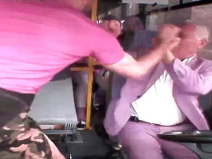 Sərnişin avtobusu saxlamadığı üçün sürücünü döydü - FOTO