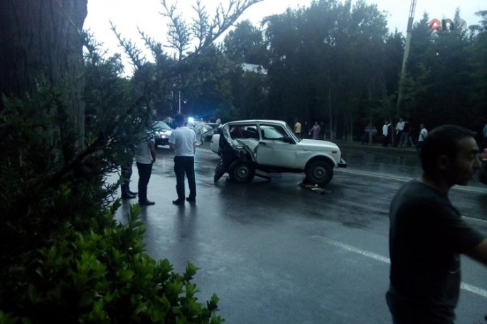 Mingəçevirdə iki avtomobil toqquşdu: xəsarət alan var - FOTO