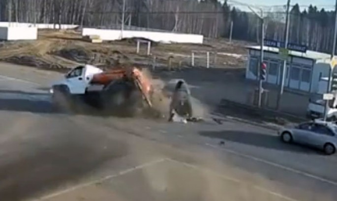 Yanacaq daşıyan maşın yolda aləmi bir-birinə vurdu – ANBAAN VİDEO