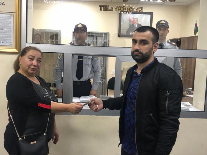 Bakı metrosunda sərnişin 400 manat pul tapıb - FOTO