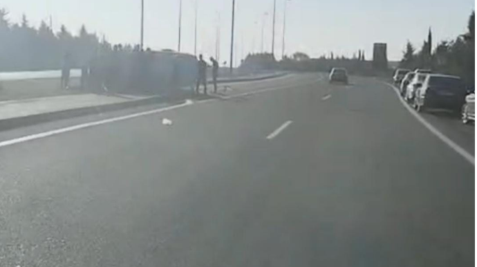 Bakıda qəza: İşıq dirəyinə çırpılan VAZ aşdı - VİDEO 