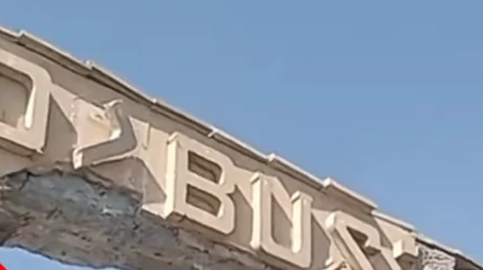 Qobustanın girişində təhlükəli mənzərə: "Hər an düşə bilər" - VİDEO 