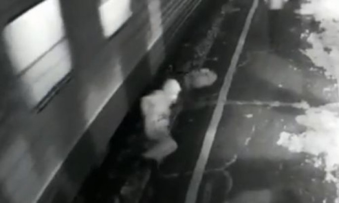 Sərnişin qatarla platformanın arasında qaldı: iki ayağı da amputasiya edildi - VİDEO