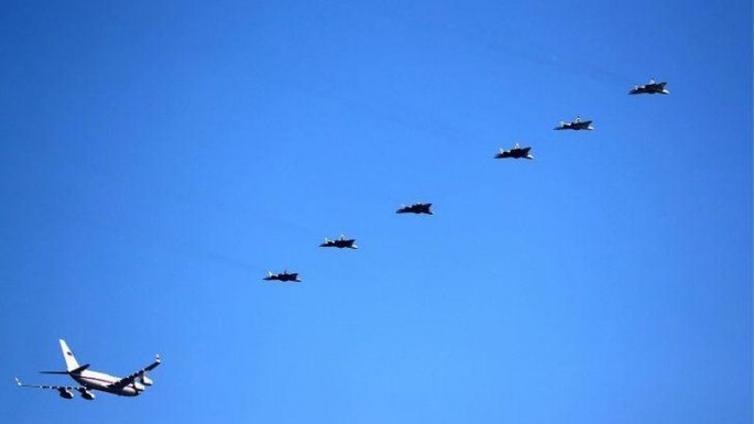 Putinin təyyarəsini 6 qırıcı dövrəyə aldı - VİDEO