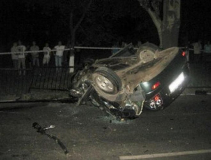 Sabirabadda maşının aşması nəticəsində sürücü ağır yaralanıb