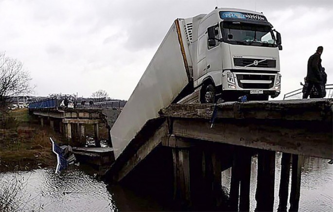 Qorxunc qəza: Körpü çökdü, maşın əzildi