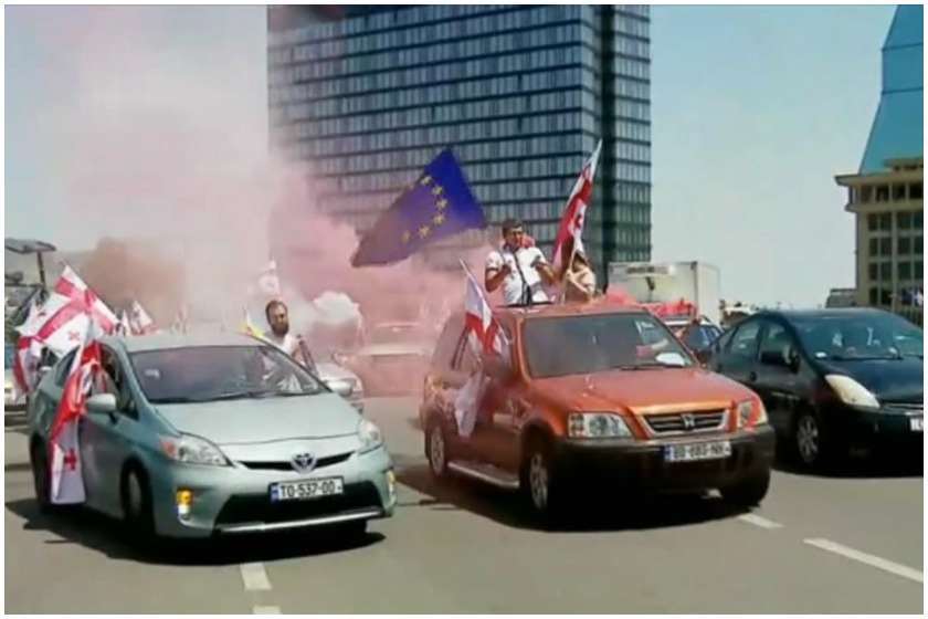 DİN rəhbərinin istefası tələbi ilə avtoyürüşlər keçirilib