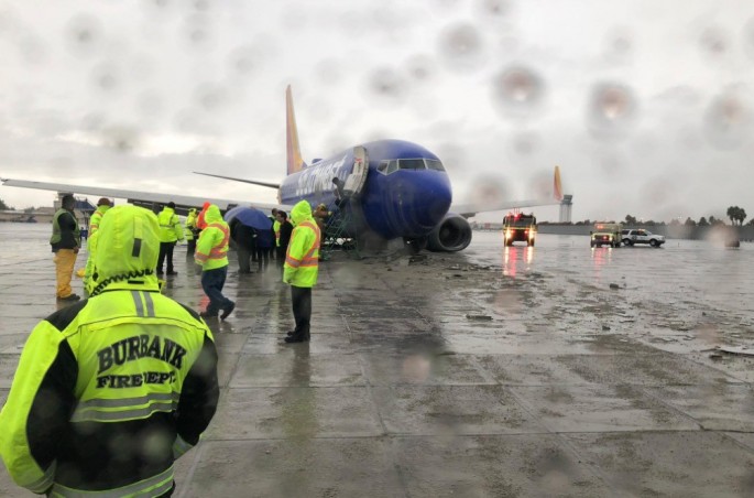 112 sərnişinin olduğu təyyarə uçuş-enmə zolağından kənara çıxıb - FOTO